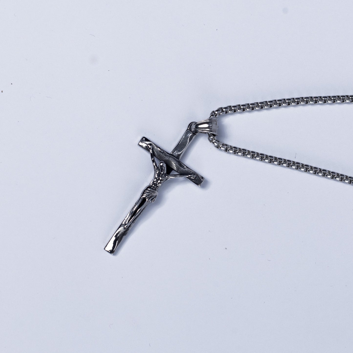 Crucifix pendant & chain.