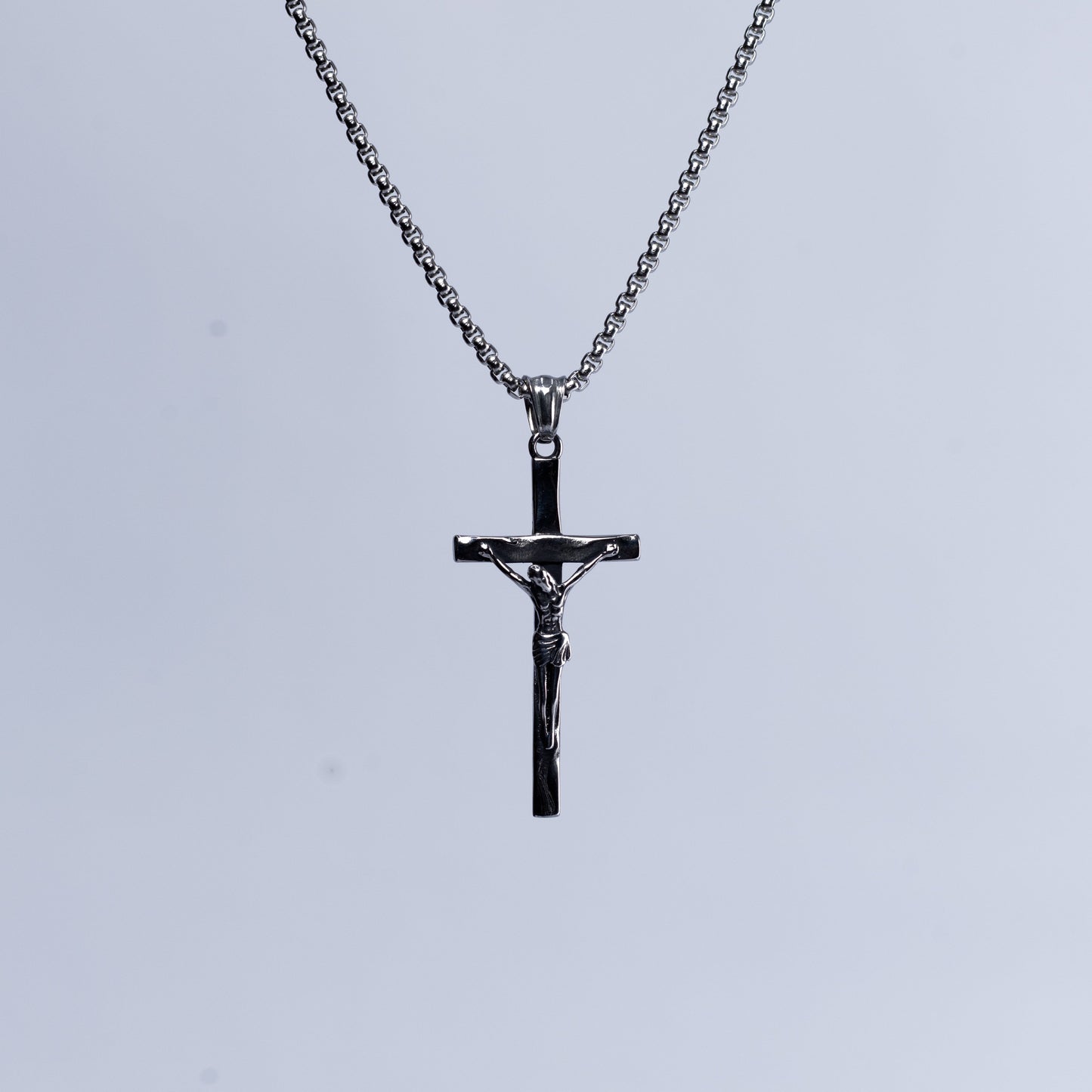 Crucifix pendant & chain.