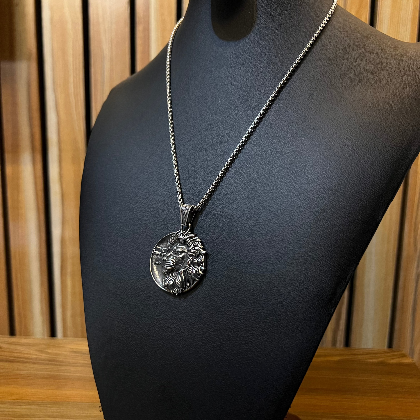 Lion pendant & chain.
