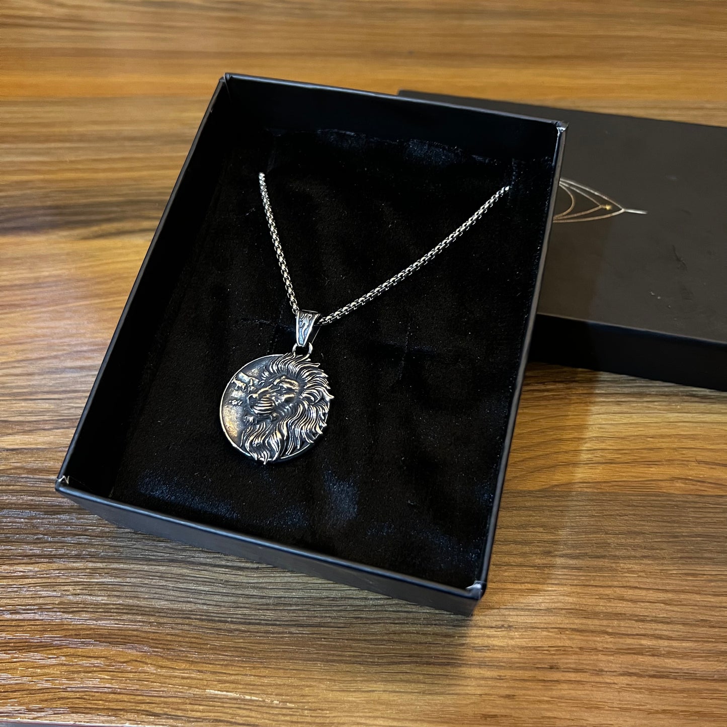 Lion pendant & chain.