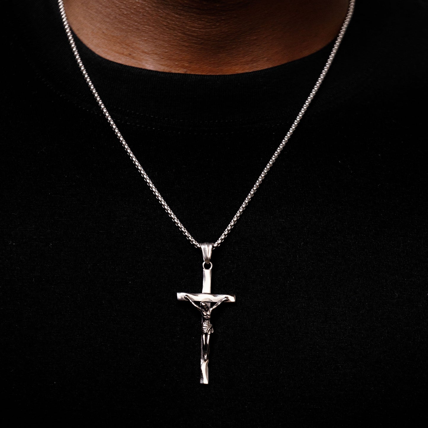 Crucifix pendant & chain.