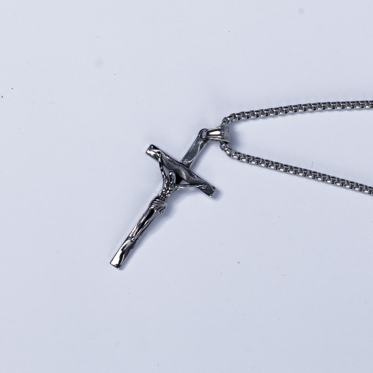 Crucifix pendant & chain.