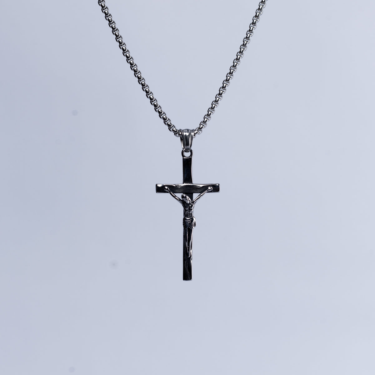 Crucifix pendant & chain.