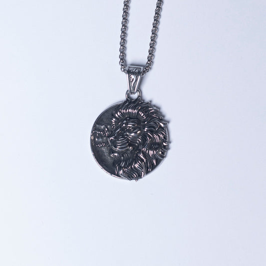 Lion pendant & chain.