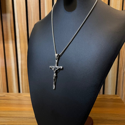 Crucifix pendant & chain.