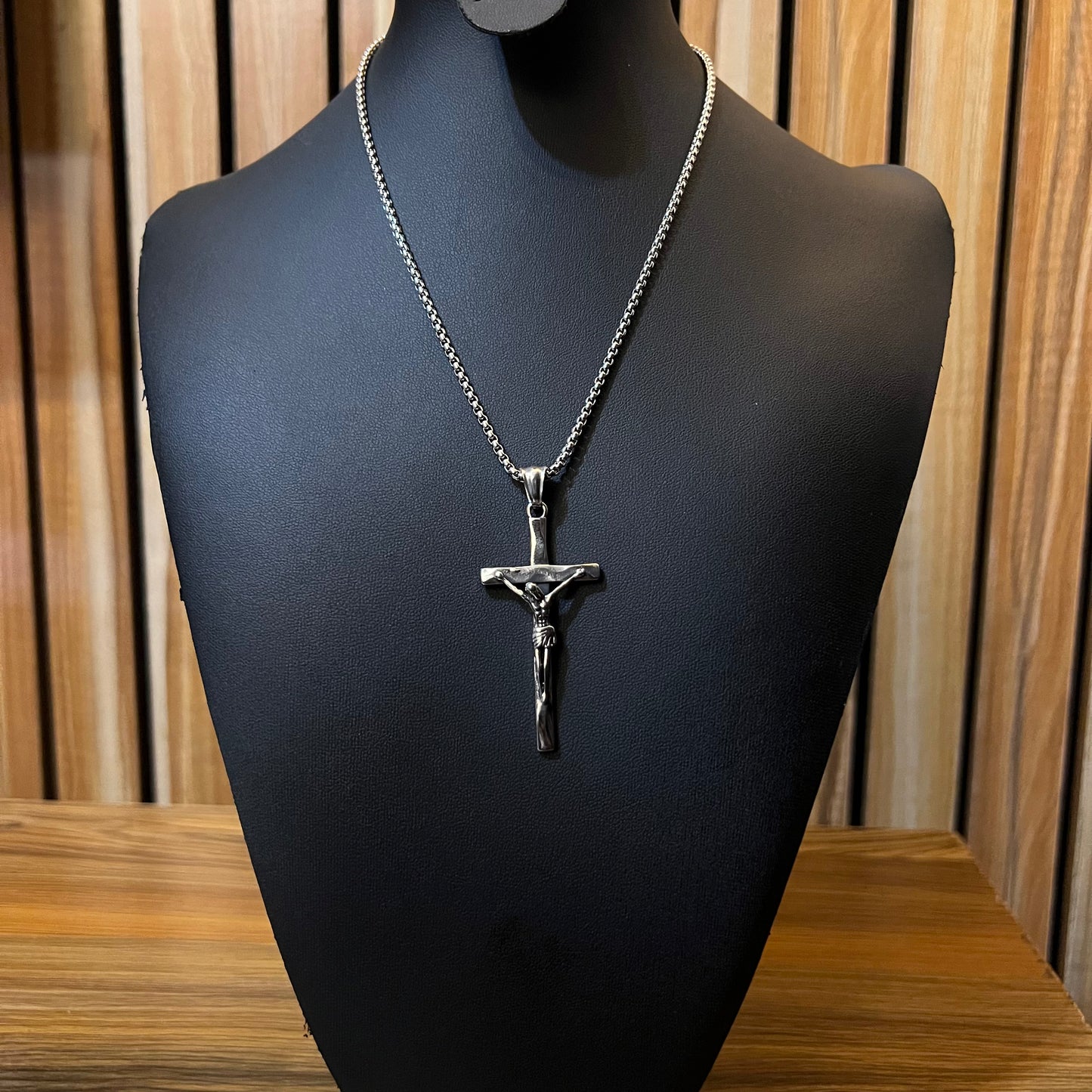 Crucifix pendant & chain.