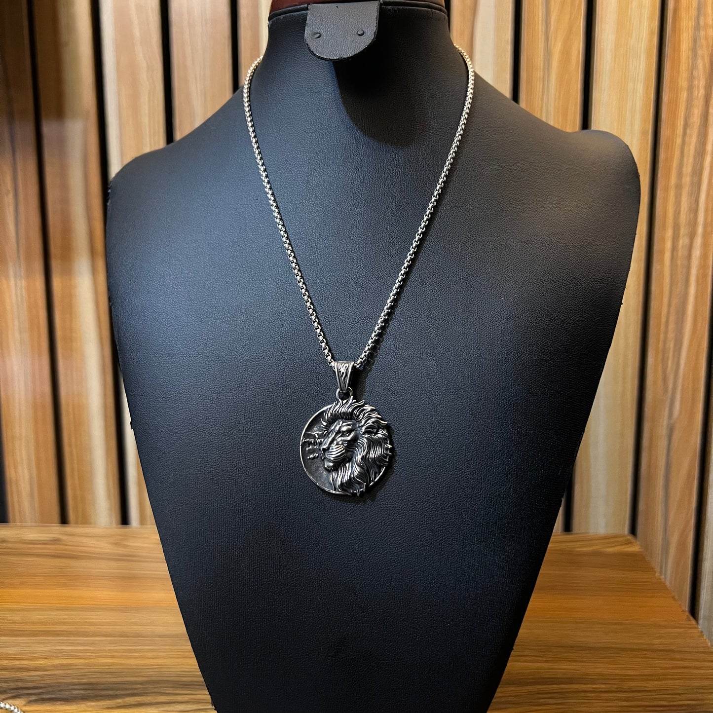 Lion pendant & chain.